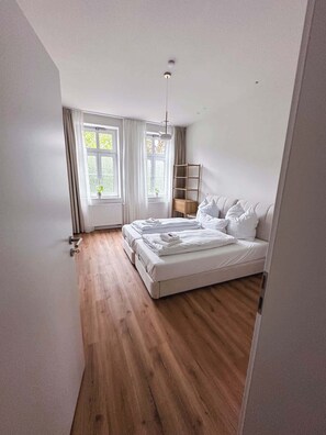 2 habitaciones, escritorio, tabla de planchar con plancha y wifi 