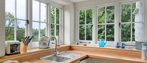 Kjøleskap, mikrobølgeovn, ovn og oppvaskmaskin