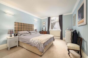 3 室のベッドルーム、デスク、WiFi、ベッドシーツ