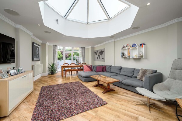 テレビ、暖炉、書斎 / ワークスペース