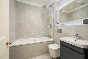 シャワー、ヘアドライヤー、タオル