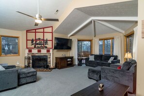 Télévision, cheminée, baby-foot, livres