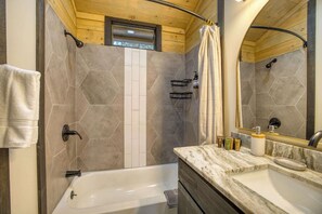 Shower, hair dryer, towels, shampoo - Firefly Ridge - pets, hot tub, games, fire pit (Mineral Bluff)