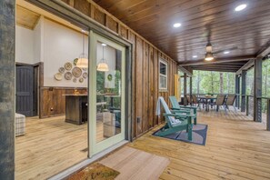 Outdoor dining - Firefly Ridge - pets, hot tub, games, fire pit (Mineral Bluff)