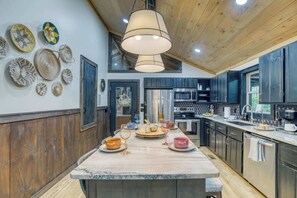 Réfrigérateur, four à micro-ondes, un four, surface de cuisson