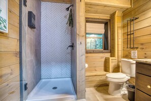 Shower, hair dryer, towels, shampoo - Firefly Ridge - pets, hot tub, games, fire pit (Mineral Bluff)