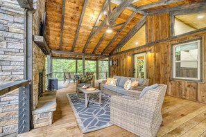 テレビ、暖炉、書斎 / ワークスペース