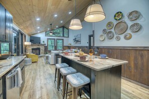 Dining - Firefly Ridge - pets, hot tub, games, fire pit (Mineral Bluff)