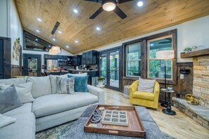 TV, fireplace, offices - Firefly Ridge - pets, hot tub, games, fire pit (Mineral Bluff)