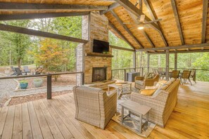 Terrace/patio - Firefly Ridge - pets, hot tub, games, fire pit (Mineral Bluff)