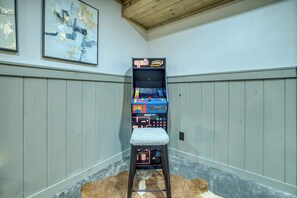 Game room - Firefly Ridge - pets, hot tub, games, fire pit (Mineral Bluff)