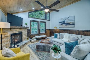 TV, fireplace, offices - Firefly Ridge - pets, hot tub, games, fire pit (Mineral Bluff)