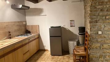 Coffee/tea maker, fridge, microwave, stovetop