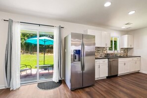 Oppvaskmaskin, kaffetrakter/tekoker, kjøkkenutstyr og spisebord