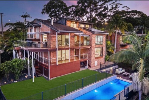 Coastal Luxury 2BR w Pool & Entertainer's Paradise