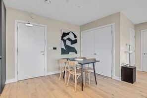 شقة (1 Bedroom) | تناول الطعام داخل الغرفة