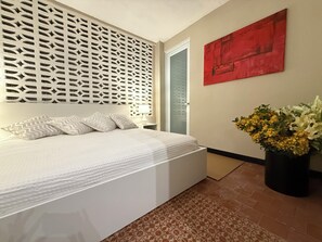 4 bedrooms, internet, bed sheets