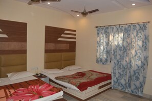 Deluxe Quadruple Room - Hotel Marwari (Agra)