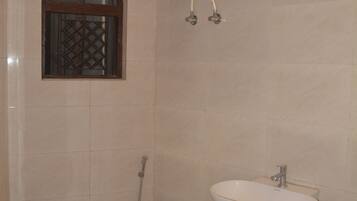 Deluxe Double Room | Bathroom