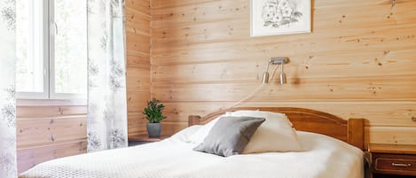 Apartment, Courtyard View | Iron/ironing board, free cribs/infant beds, free WiFi, bed sheets