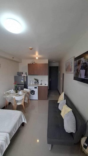 Kamar, beberapa kamar, kolam renang pribadi, pemandangan kota | Interior