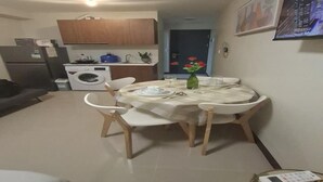 Chambre, piscine privée, vue sur la ville | Salle à manger