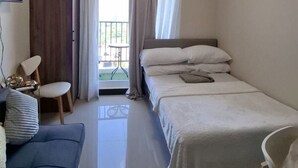 Chambre, piscine privée, vue sur la ville