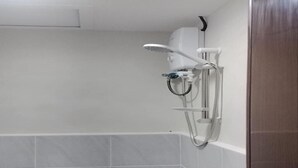 Chambre, piscine privée, vue sur la ville | Salle de bain