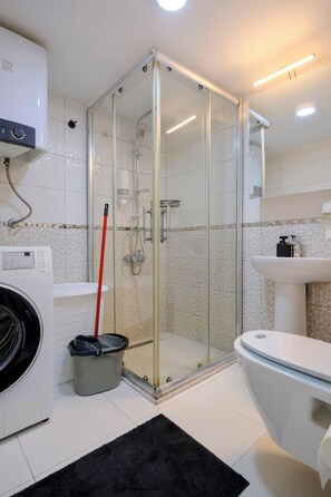 Shower, hair dryer, towels, soap - 3-BR Cozy Flat Near Kaleici/Central of Antalya,Free Wifi for Families or Friends (Antalya)