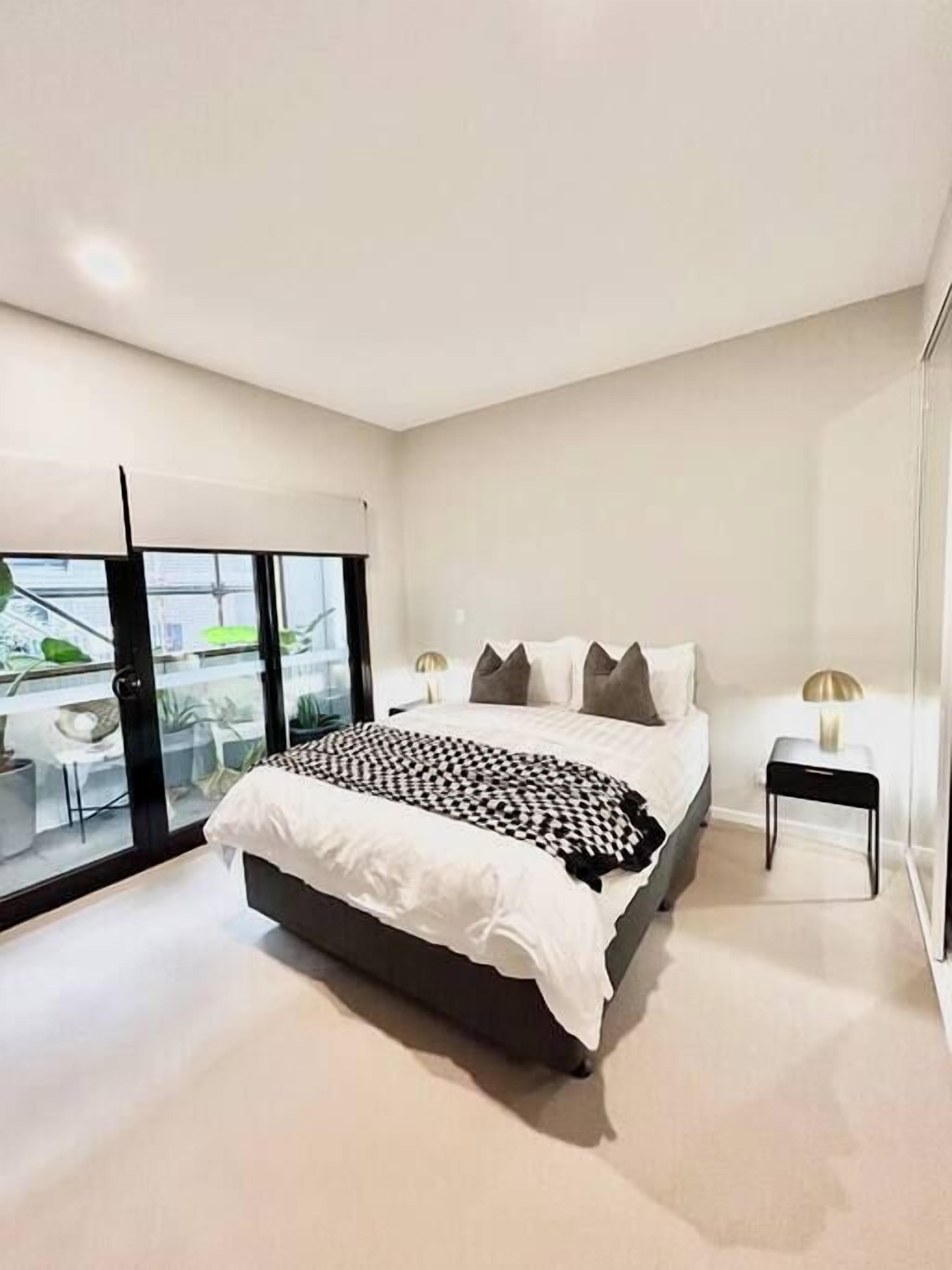 1 室のベッドルーム、デスク、アイ  ロン / アイロン台、旅行用ベビーベッド