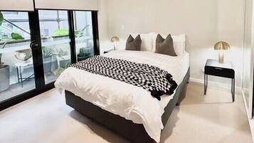 1 soveværelse, skrivebord, strygejern/strygebræt, weekendseng