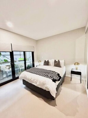 1 makuuhuone, työpöytä, silitysrauta/-lauta, vauvan matkasänky