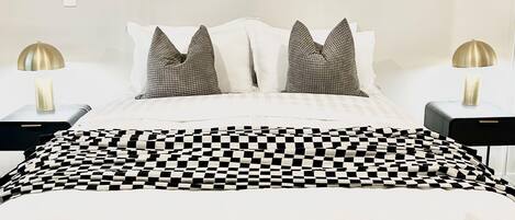 1 chambre, bureau, fer et planche à repasser, lit parapluie