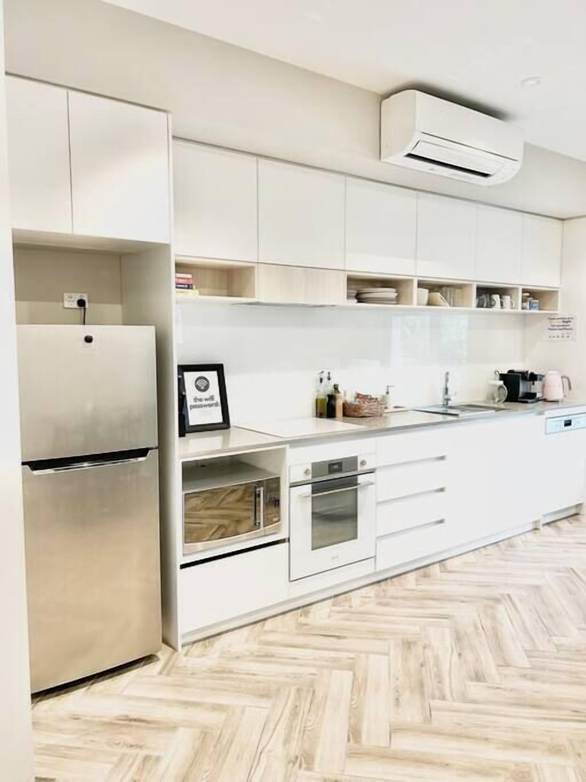 冷蔵庫、電子レンジ、オーブン、コンロ