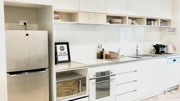 Réfrigérateur, micro-ondes, four, plaque de cuisson