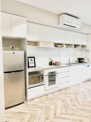 Jääkaappi, mikroaaltouuni, uuni, liesi