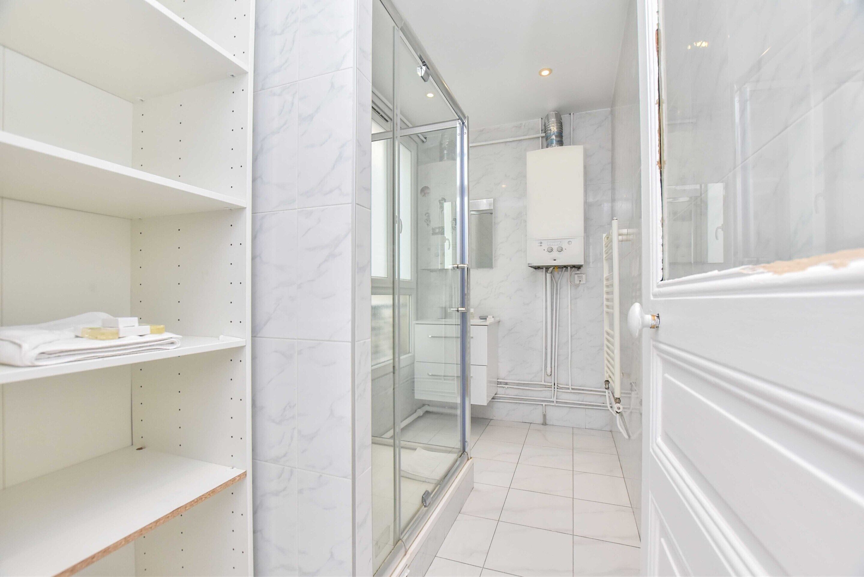 Appartement | Salle de bain | Sèche-cheveux, serviettes fournies, shampoing