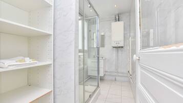 Appartement | Salle de bain | SĂšche-cheveux, serviettes fournies, shampoing