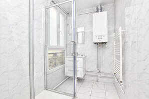 Apartamento | Baño | Secador de pelo, toallas y champú