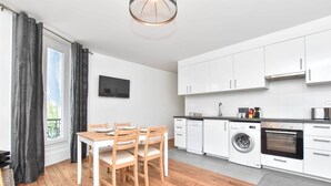 Appartement | Privékeuken | Een koffiezetapparaat/waterkoker, een koelkast, een microgolfoven