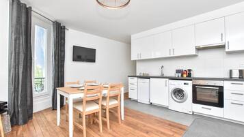 Appartement | Cuisine privée | Réfrigérateur, micro-ondes, four, plaque de cuisson
