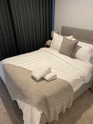 2 slaapkamers, een bureau, een strijkplank/strijkijzer, reisbedje