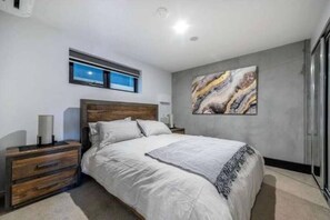 2 bedrooms, desk, iron/ironing board, travel cot