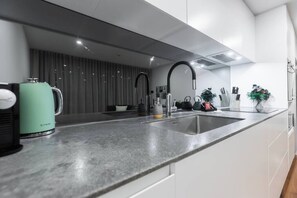 Kjøleskap, mikrobølgeovn, ovn og kokeplater