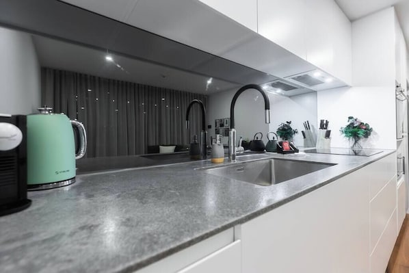 Een koelkast, een magnetron, een oven, een kookplaat