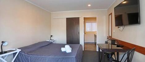 Studio, 1 King Bed, Non Smoking