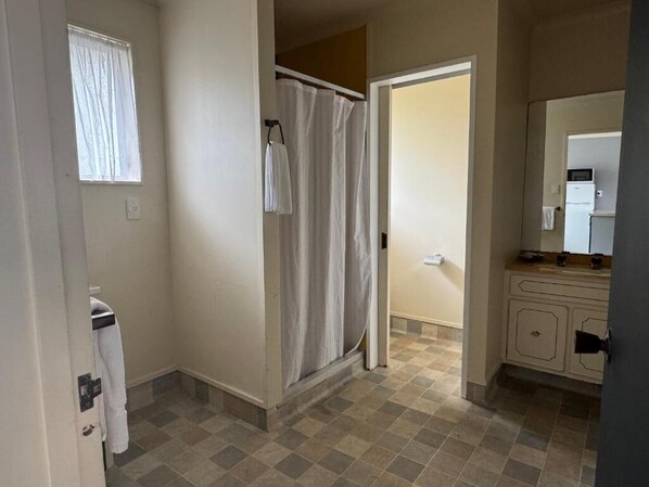 Comfort Single Room, Non Smoking | Bilik Mandi | Pengering rambut, tuala disediakan 