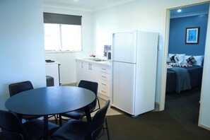 Family Double Room, Multiple Beds, Non Smoking | Private kitchen | Microwave, oven, stovetop, cookware/dishes/utensils