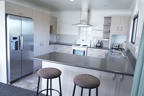 Leilighet, balkong | Safe på rommet, skrivebord og skrivebord for bærbar PC