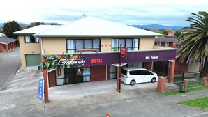 A motel with a reception area, a parking lot, and a view of the surrounding area. - ACCOMMODATION GATEWAY MOTEL (Palmerston North)